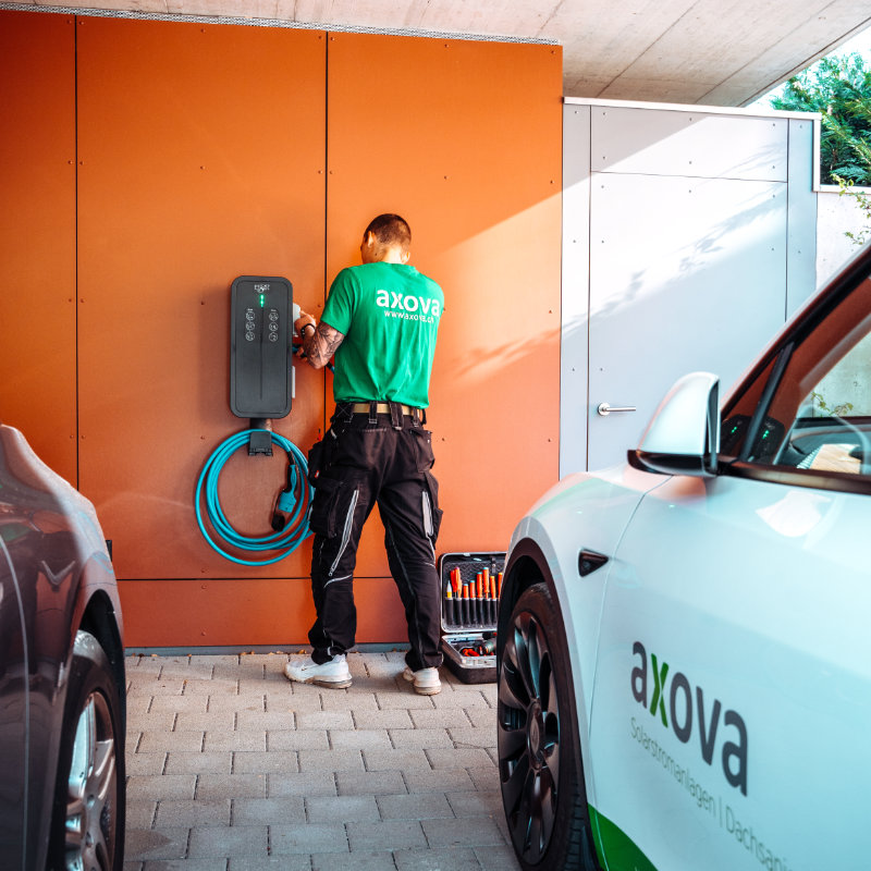 Lernender Elektroinstallateur bei der Arbeit an einer Elektroinstallation