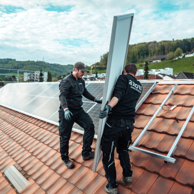 Lernende Solarinstallateurin bei der Montage einer Photovoltaikanlage